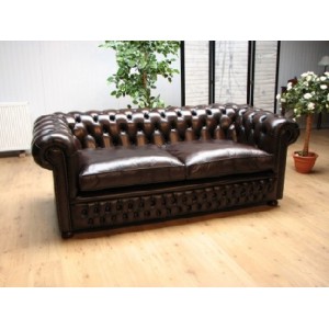 f82 - 3-zits Tudor HulshofChestnut<br />Please ring <b>01472 230332</b> for more details and <b>Pricing</b> 